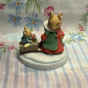 Avon Forest Friends Figurine Sleigh Ride Mice Mouse Porcelain Small Winter Scene